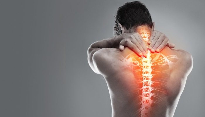 homme de dos se tenant la base de la nuque avec douleurs dorsales type dorsalgie interscapulaire