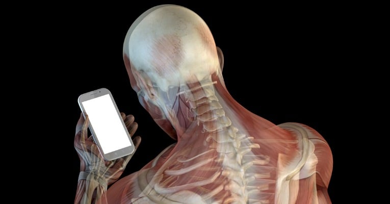 anatomie musculaire homme de dos avec flexion de nuque et qui regarde son smartphone avec risque de douleurs cervicales type cervicalgie, torticolis, nevralgie d'arnold