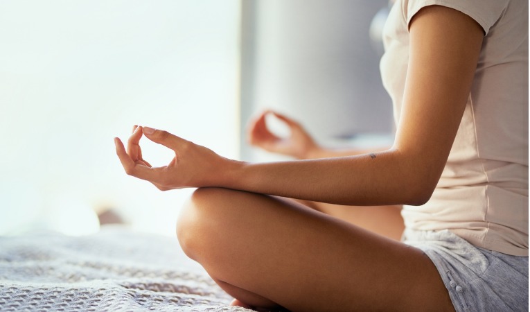 femme zen position assis tailleur, méditation, relaxation pour soulager douleurs dorsales type dorsalgie