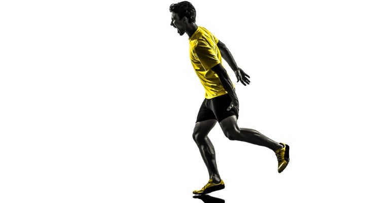 photo d'un sprinteur qui crie, souffre et se tient l'arrière de la cuisse durant sa course et son sprint à cause d'un claquage des ischio-jambiers, d'une élongation, d'une rupture ou d'une lésion musculaire