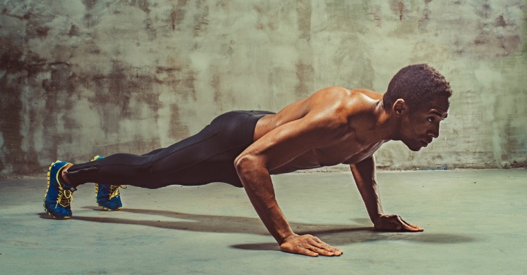 photo d'une jeune sportif black qui fait des pompes et d'autres exercices de musculation pour renforcer ses pectoraux