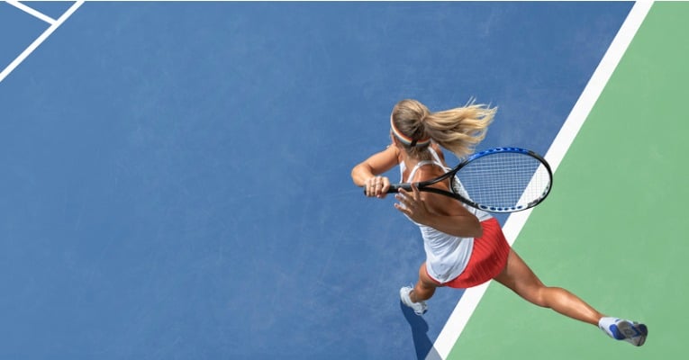 photo prise de dessus qui montre une femme qui pratique le tennis et illustre le fait que la tendinite externe du coude est souvent liée à la pratique du tennis d'où son nom de tennis elbow