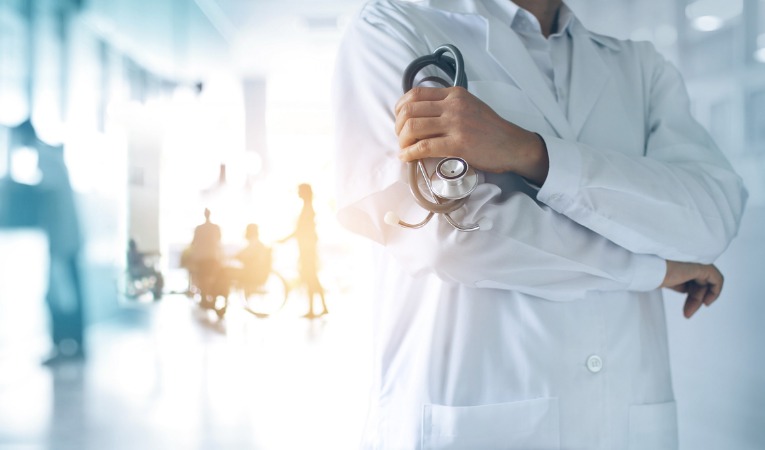 docteur rassurant sur prise en charge sciatique docteur de face rassurant sur prise en charge sciatique