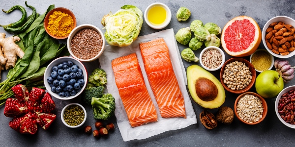 photo d'un assortiment d'aliment très sains et healthy qui illustre la question : Que se passe-t-il si l'on arrête de manger ?