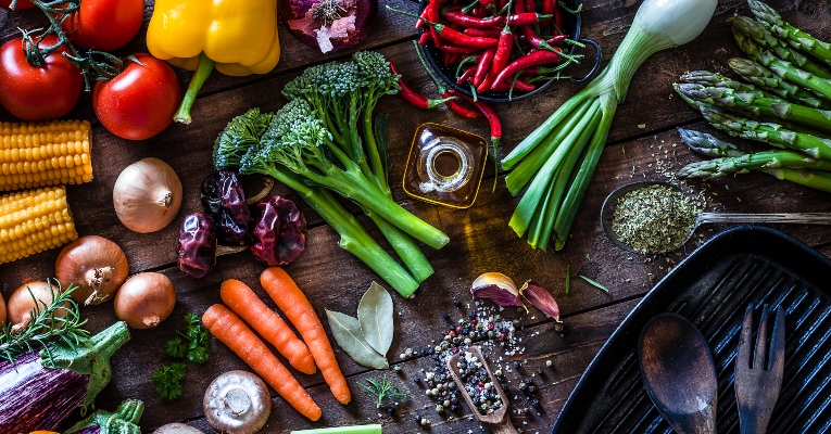 photo d'aliments légumes et épices à manger pour optimiser la qualité de son microbiote ?