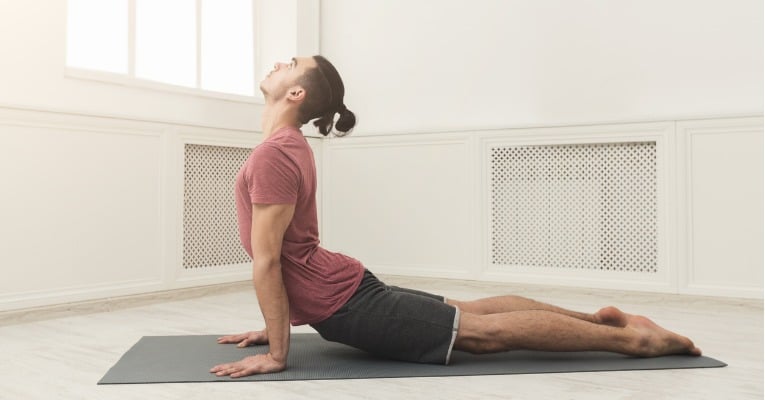 homme de profil réalisant un 
étirement du dos en extension type yoga pour soigner lombalgie, dorsalgie, hernie discale, sciatique