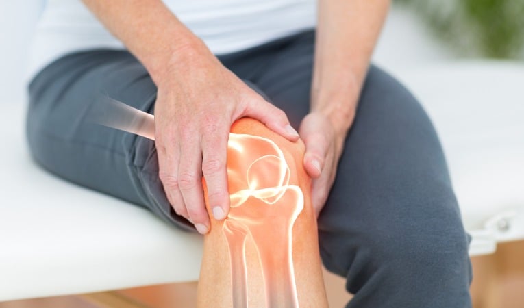 photo homme se tenant le genou pour cause de souffrance du genou indication d'une pose de prothèse de genou