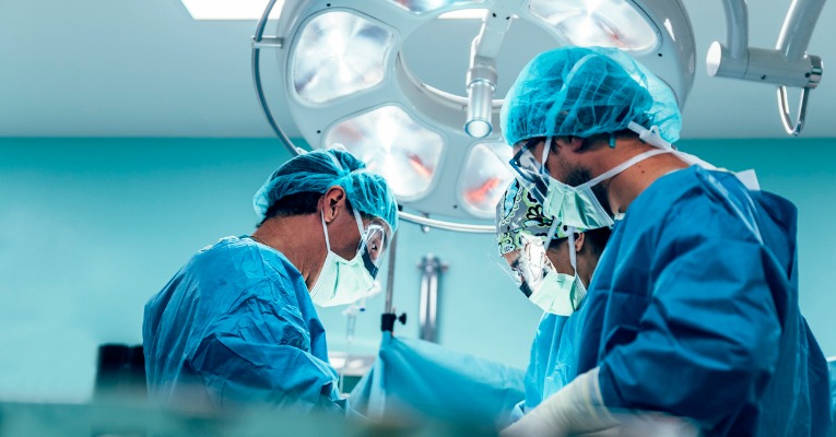 photo d'une équipe de chirurgien qui opère un patient d'une rupture de ligament croisé de genou
