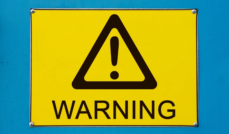 panneau jaune sur fond bleu message attention warning pour précaution et risque de la sciatique