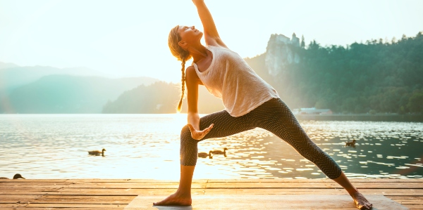 yoga au bord d'un lac