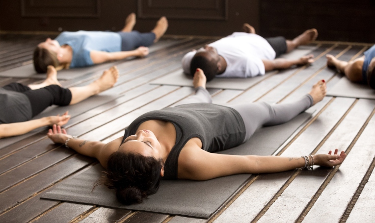 pratique du yoga en groupe